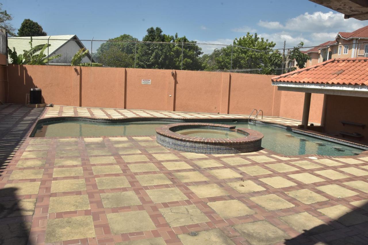 קינגסטון Embassy Deluxe Apartment מראה חיצוני תמונה