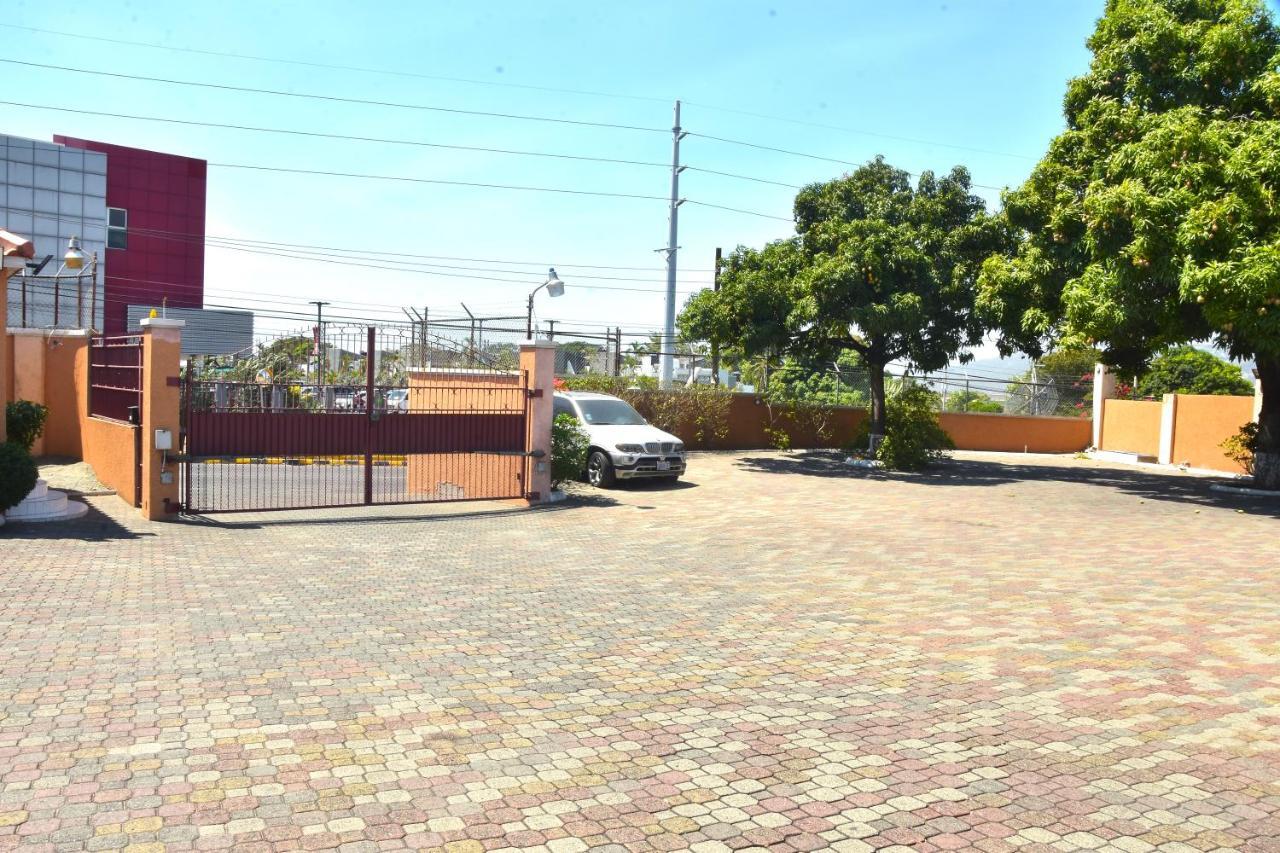 קינגסטון Embassy Deluxe Apartment מראה חיצוני תמונה